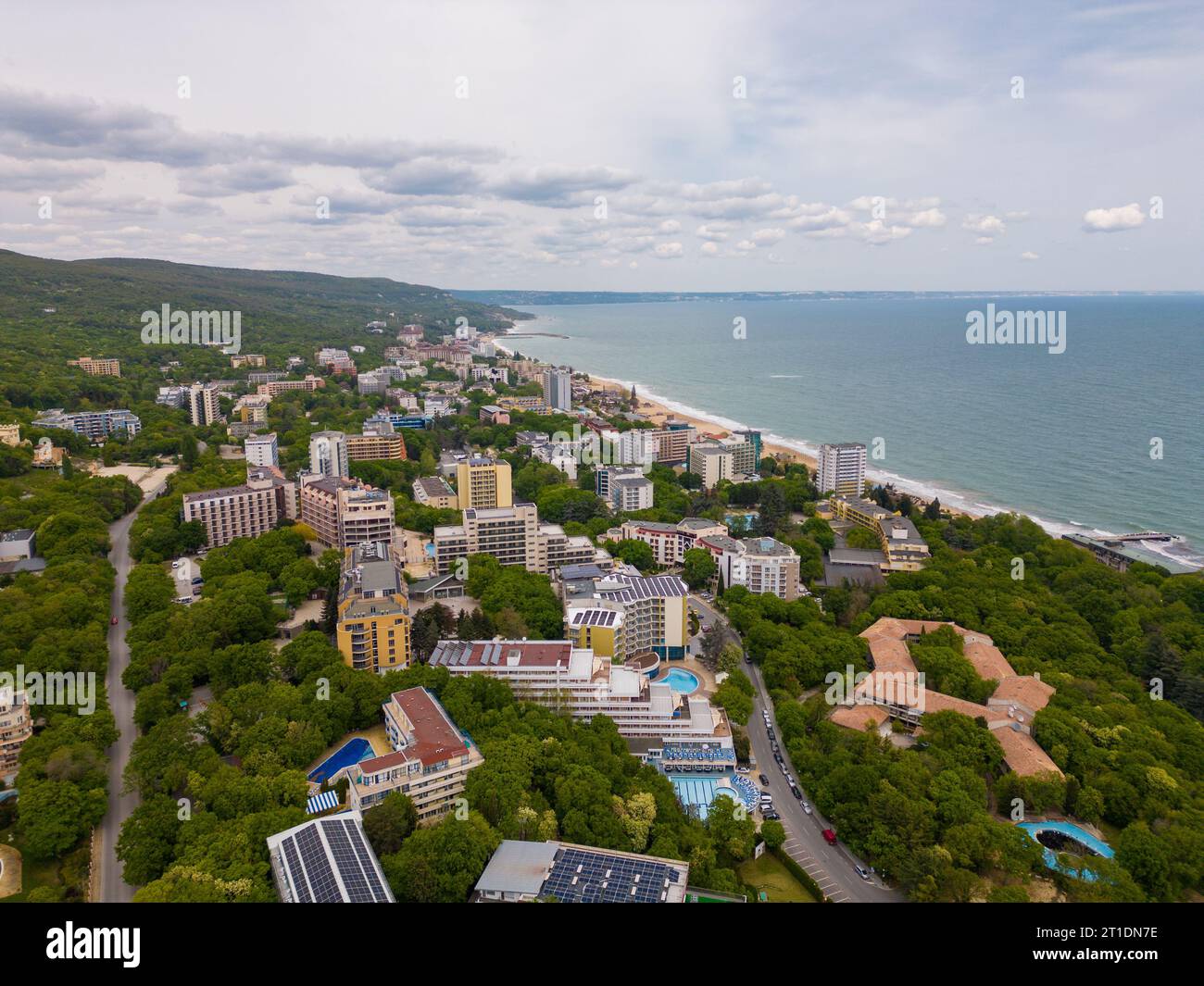 Una splendida vista di un esclusivo complesso residenziale accoccolato sul mare, che vanta servizi di lusso e panorami mozzafiato sul fronte oceano. Foto Stock