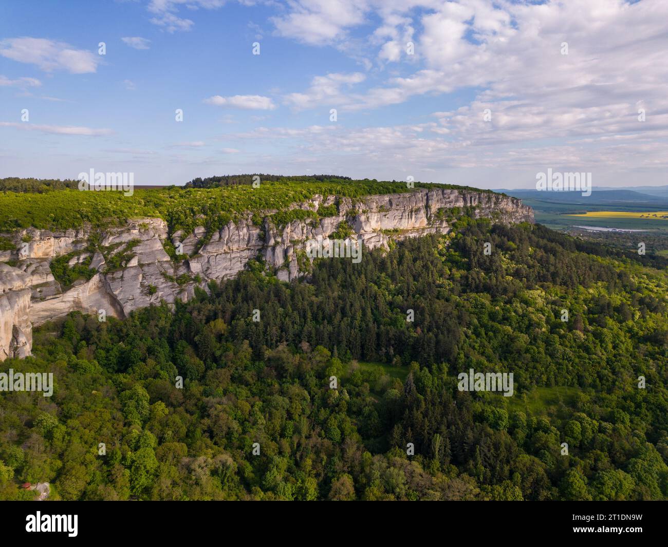 Vista aerea panoramica dell'altopiano di Madara, dove l'iconico cavaliere di Madara è intagliato in modo complesso. Scopri il ricco patrimonio culturale e le meraviglie naturali della Bulgaria Foto Stock