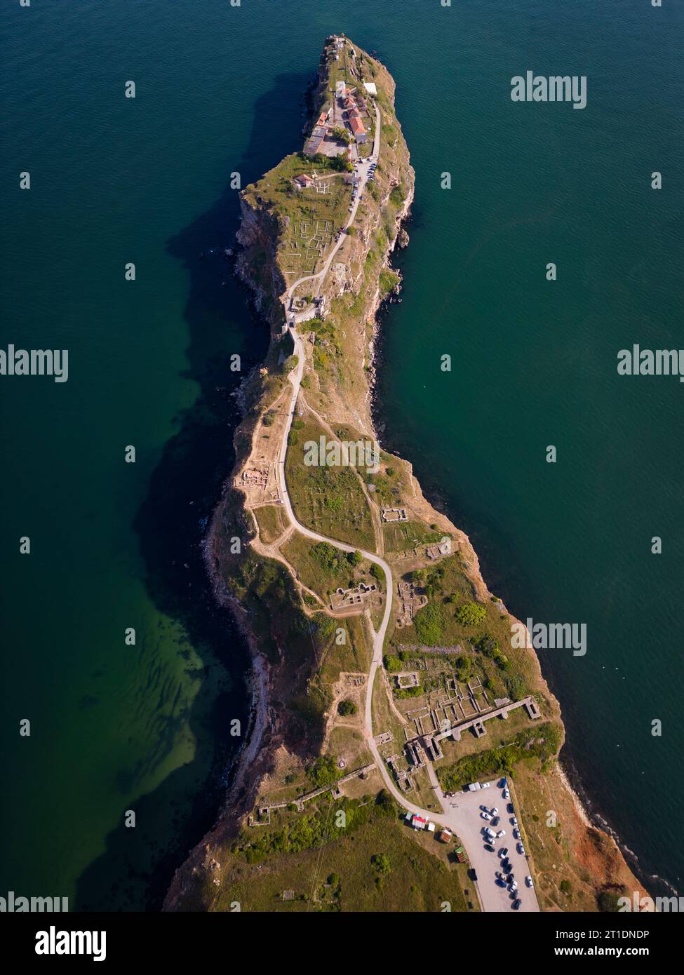 Vista aerea dall'alto di Capo Kaliakra, l'incantevole promontorio della Bulgaria. Ammira le maestose scogliere, l'antica fortezza e le viste panoramiche sul mare che lo rendono Foto Stock