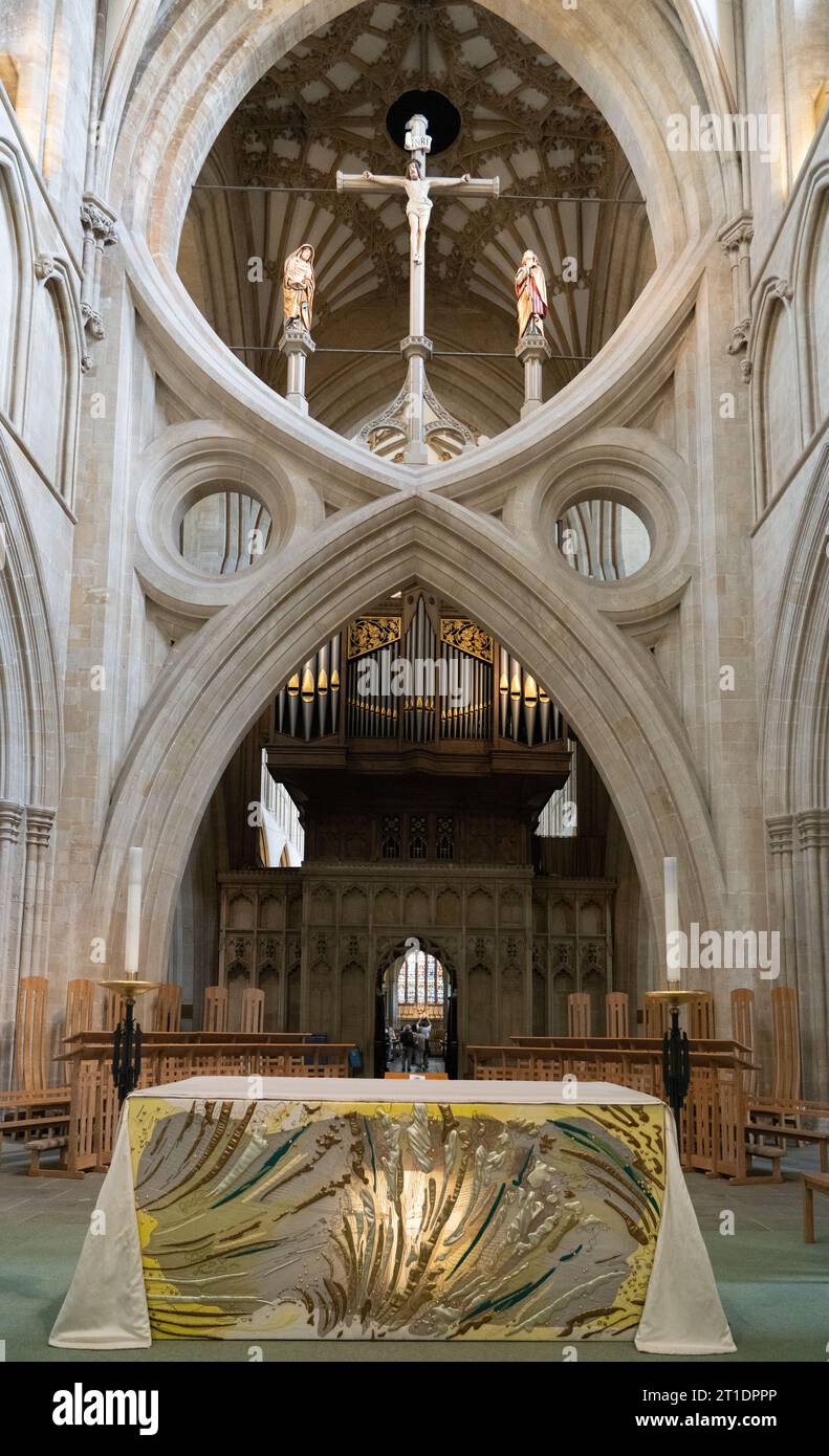 L'arco a forbice nella navata della cattedrale di Wells, aggiunto dal maestro muratore, William Joy, nel XIV secolo. Data foto: Venerdì 21 luglio 2023. Pho Foto Stock