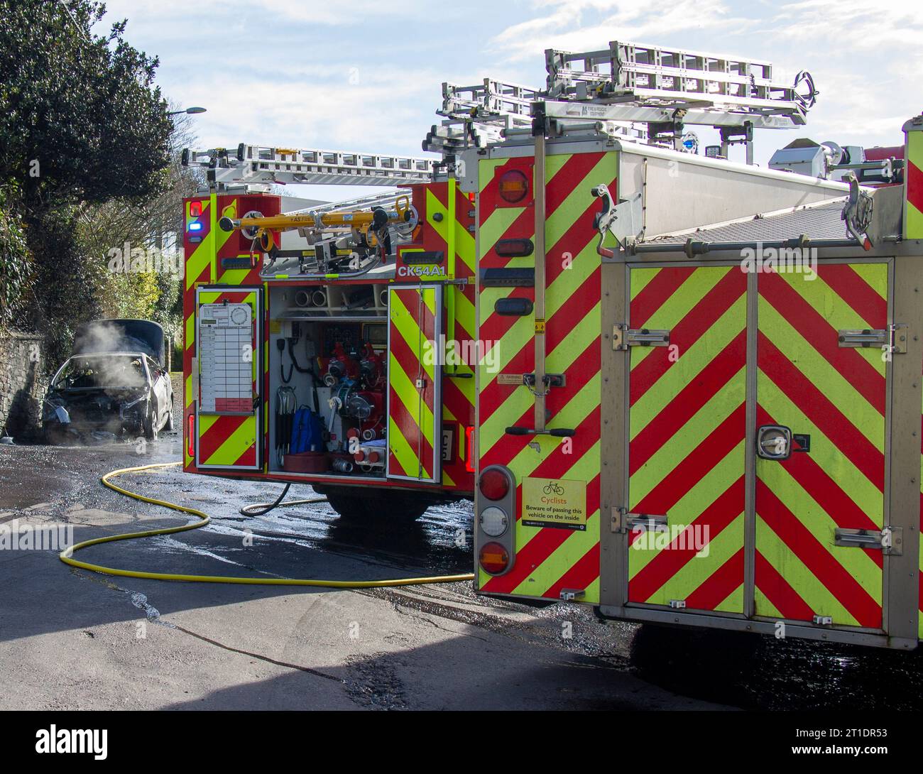 Vigili del fuoco Irlanda che spegne il fuoco delle auto. Foto Stock