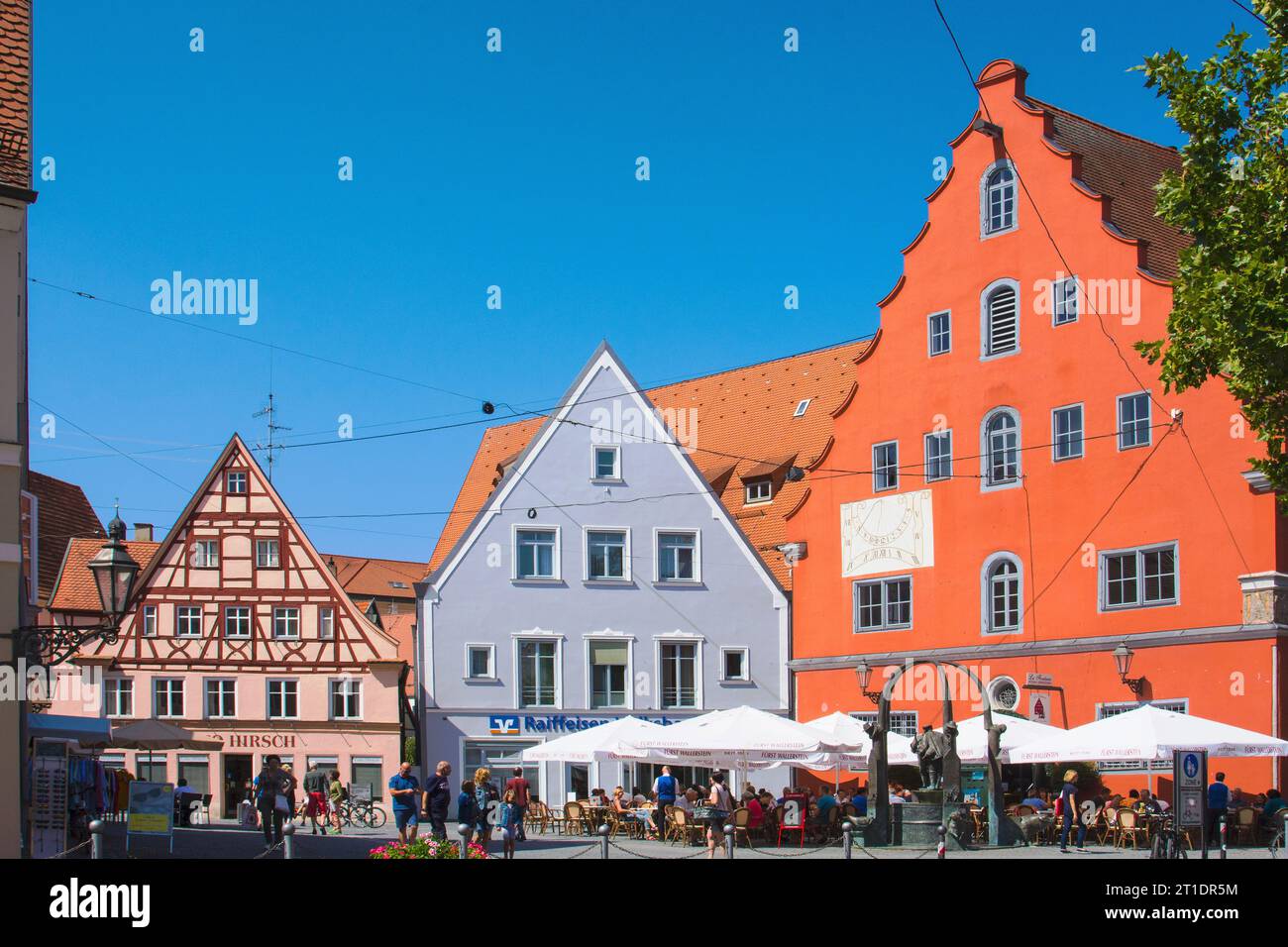 Nördlingen, Schrannenplatz al centro, popolare luogo di incontro, strada romantica, Baviera, Germania Foto Stock