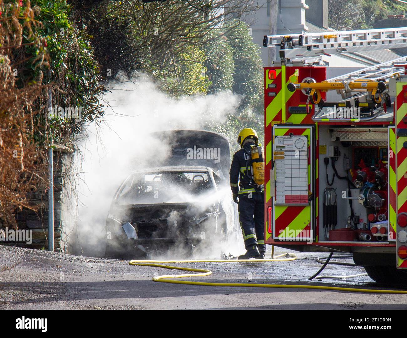 Vigili del fuoco Irlanda che spegne il fuoco delle auto. Foto Stock