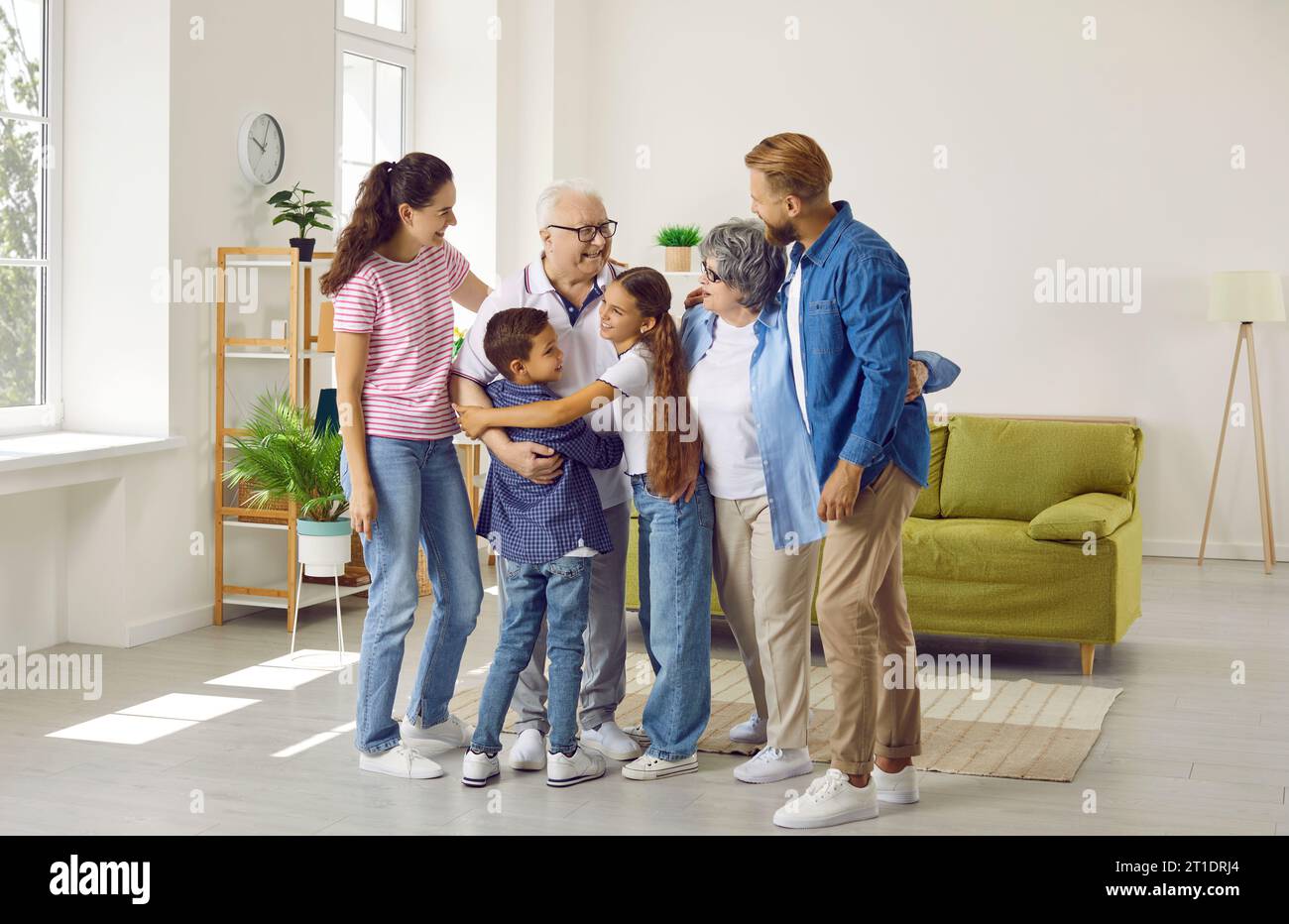 Grande famiglia felice di sei membri che si abbracciano a casa Foto Stock