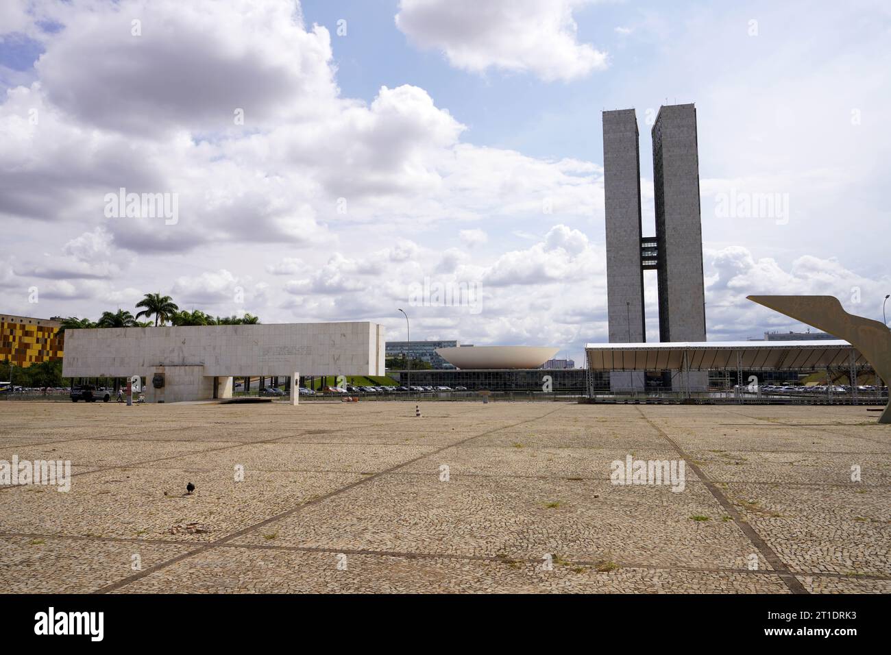 BRASILIA, BRASILE - 30 AGOSTO 2023: Vista posteriore del Congresso Nazionale del Brasile dalla piazza delle tre potenze di Brasilia Foto Stock