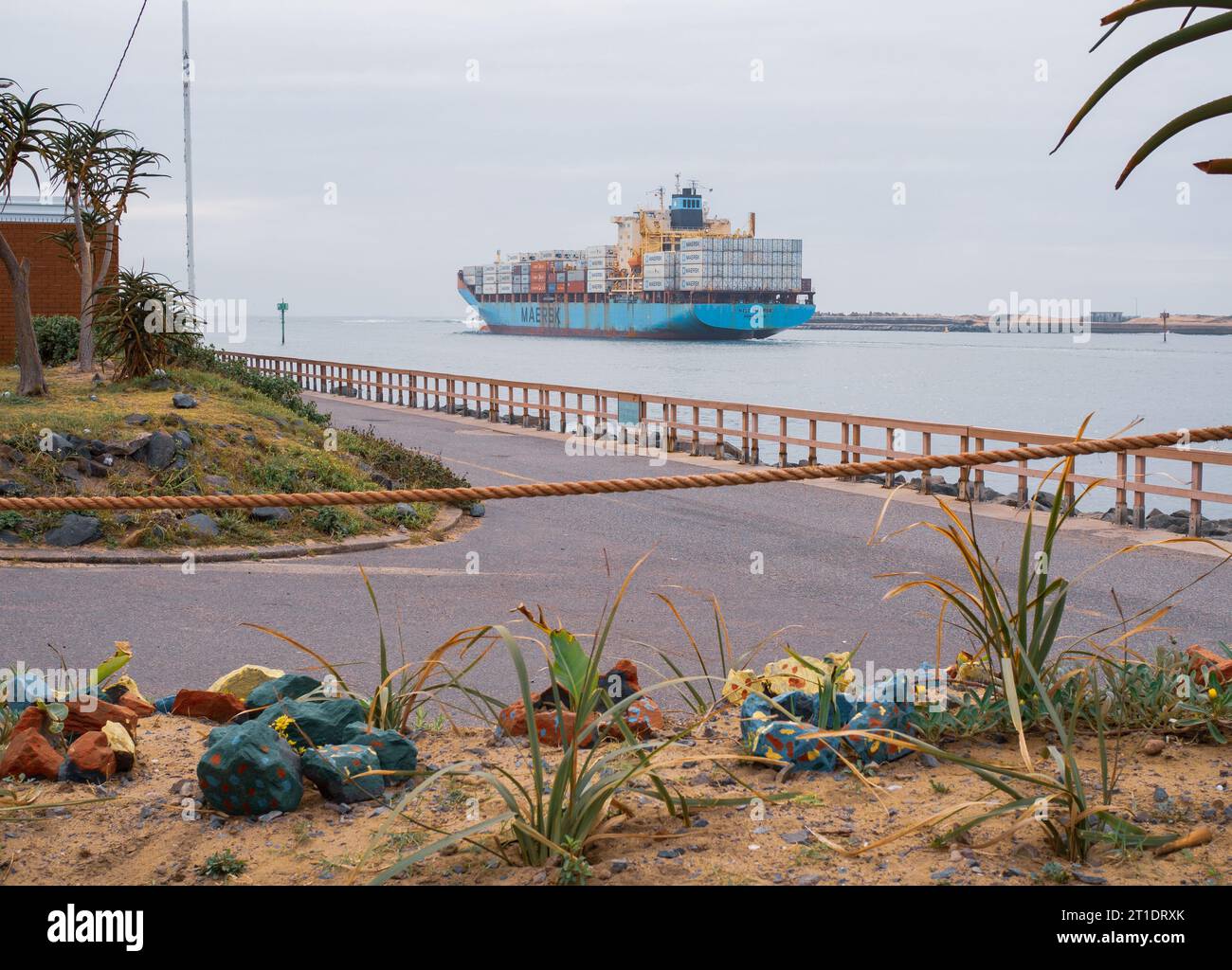Durban, KwaZulu-Natal, Sud Africa - 11 ottobre 2023: NELE MAERSK, una nave container costruita nel 2000 in partenza dal porto di Durban. Foto Stock