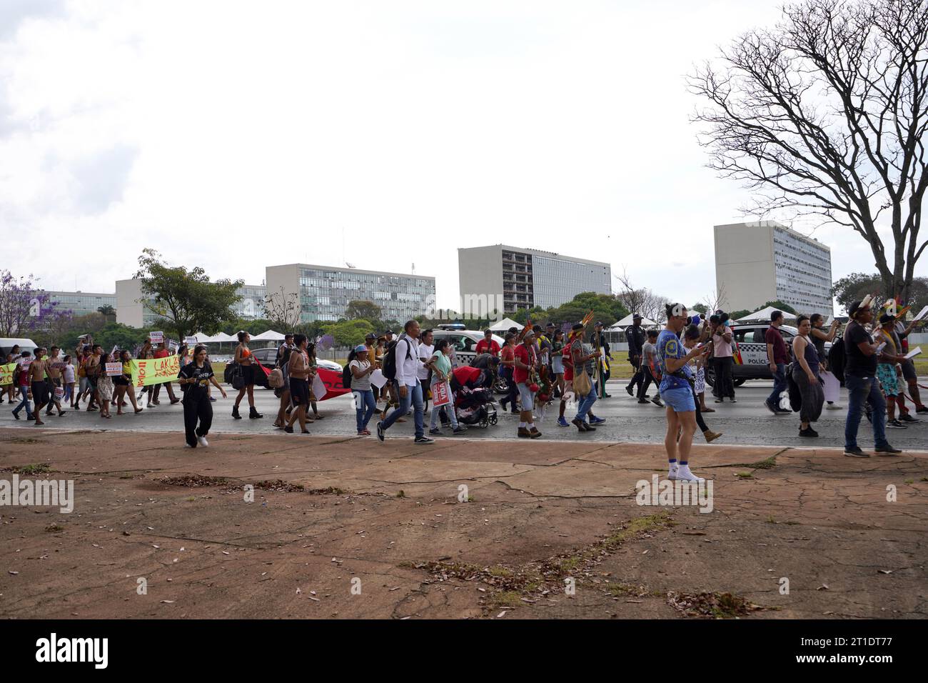 BRASILIA, BRASILE - 30 AGOSTO 2023: Proteste del popolo a Brasilia contro il "Marco Temporal", una tesi temporale sulle terre indigene del Brasile Foto Stock