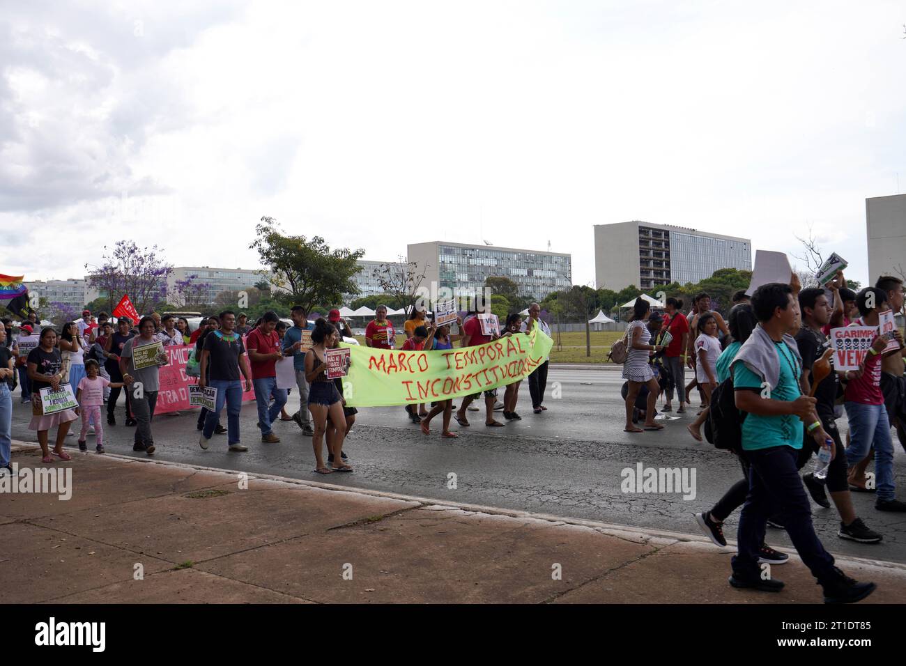 BRASILIA, BRASILE - 30 AGOSTO 2023: Proteste del popolo a Brasilia contro il "Marco Temporal", una tesi temporale sulle terre indigene del Brasile Foto Stock