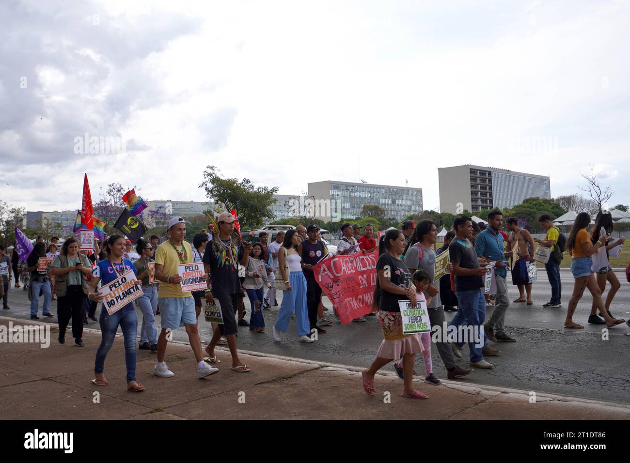 BRASILIA, BRASILE - 30 AGOSTO 2023: Proteste del popolo a Brasilia contro il "Marco Temporal", una tesi temporale sulle terre indigene del Brasile Foto Stock