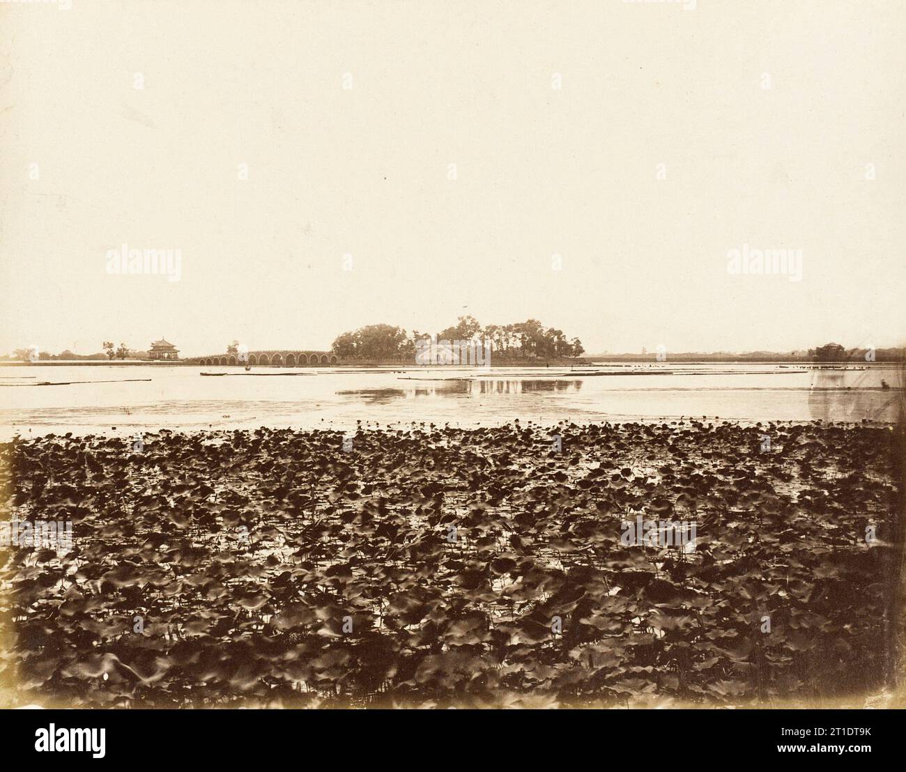 Vista sul fiume con il ponte Seventeen Arch, Yuan Ming Yuan, Pechino, 1860. Foto Stock