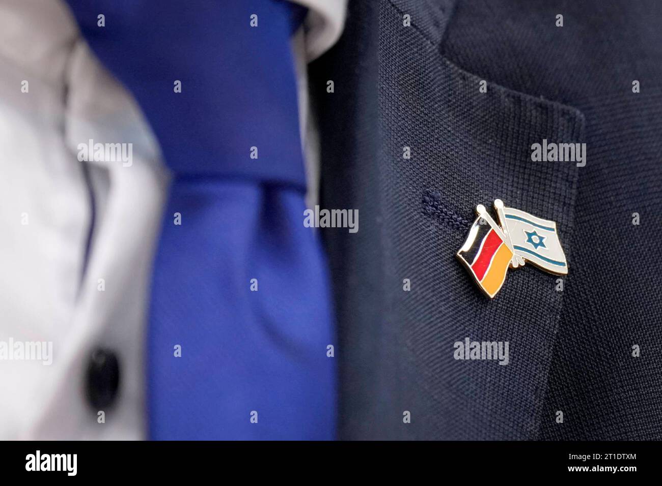 Symbolfoto und Anstecker kleine Fahnen als Deutsche Solidaritaet mit Israel Symbolbild, deutsche Politiker und Mitglieder der Bundesregierung tragen als Solidaritaet mit Israel und dem aktuellen Konflikt Anstecker mit den Fahnen von Deutschland und Israel am Revers ihrer Sakkos, Berlino, 13.10.2023 Berlin Berlin Deutschland *** la foto dei simboli e le bandiere piccole come la solidarietà tedesca con l'immagine simbolo di Israele, i politici tedeschi e i membri del governo federale indossano spille con le bandiere di Germania e Israele sul risvolto delle loro giacche come solidarietà con Israele e l'attuale conflitto, Berli Foto Stock