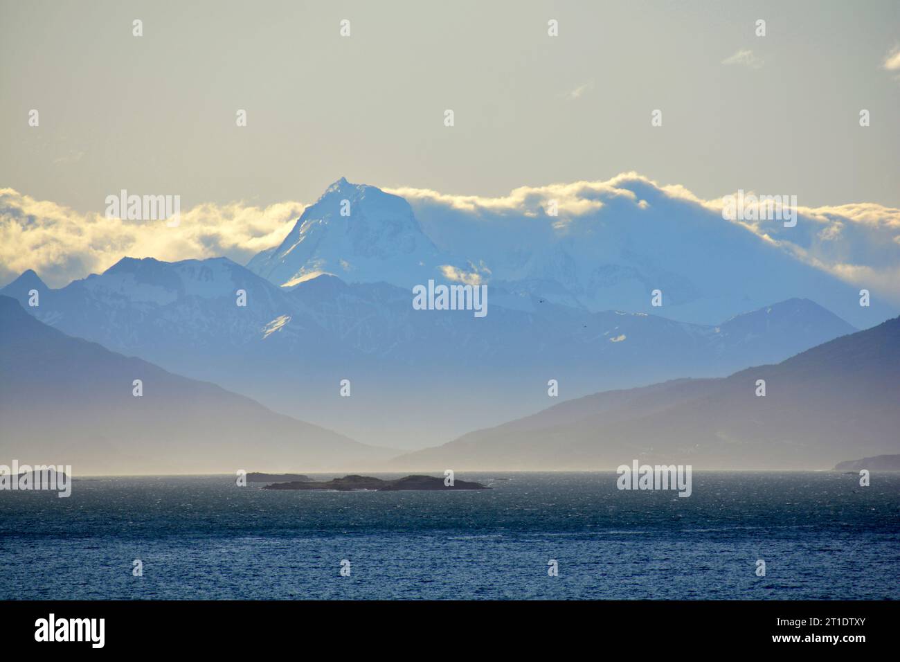 Argentina; Provincia di Tierro del Fuego; al confine con il Cile; Canale di Beagle; picchi innevati di Isla Navarino nel Cile meridionale Foto Stock