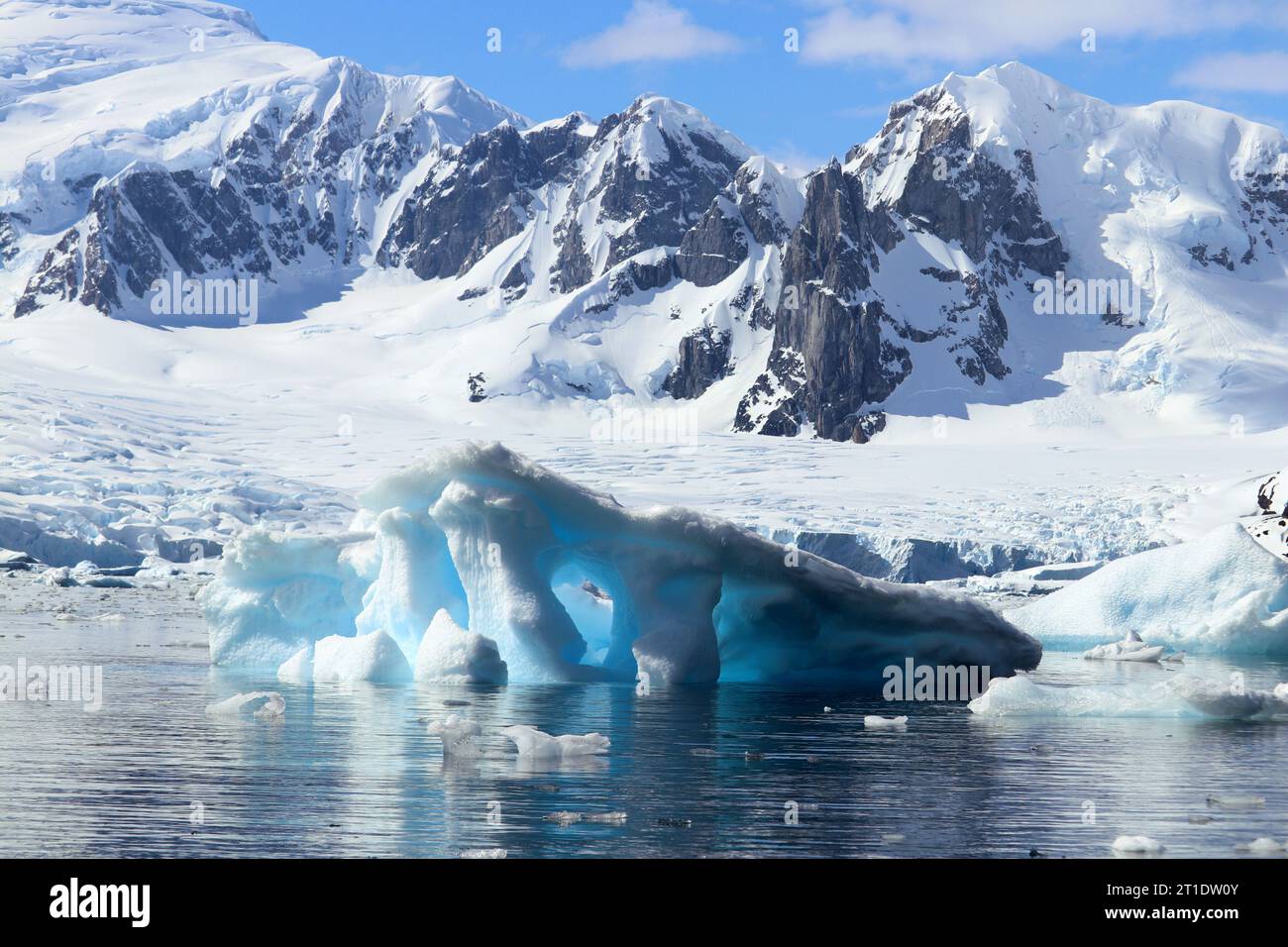 Antartide; Penisola Antartica; Isola di Yalour; montagne innevate; in primo piano un iceberg turchese Foto Stock