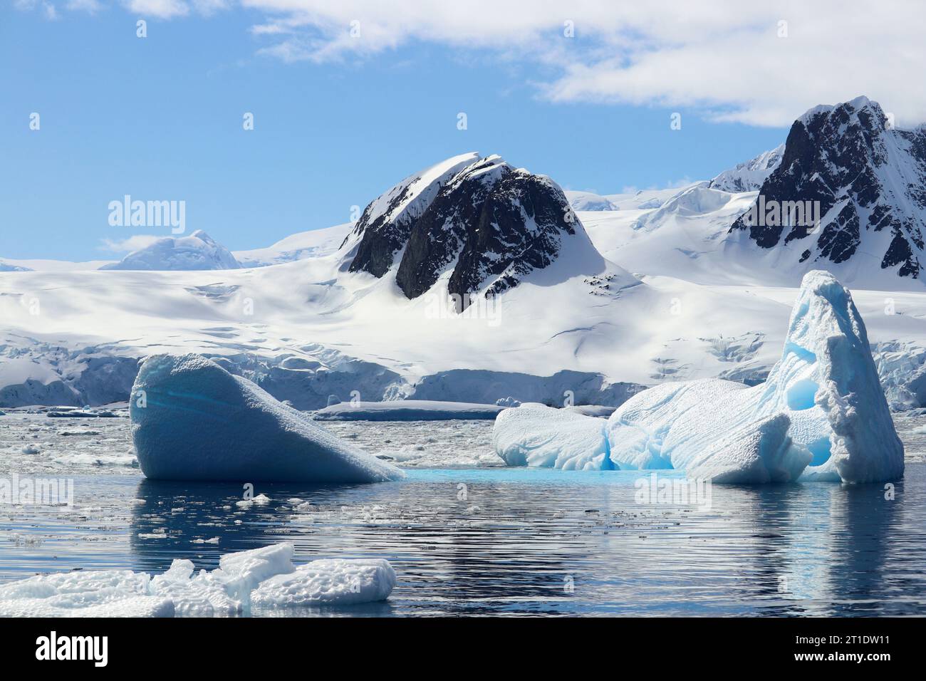 Antartide; Penisola Antartica; Isola di Yalour; montagne innevate; in primo piano un iceberg turchese Foto Stock