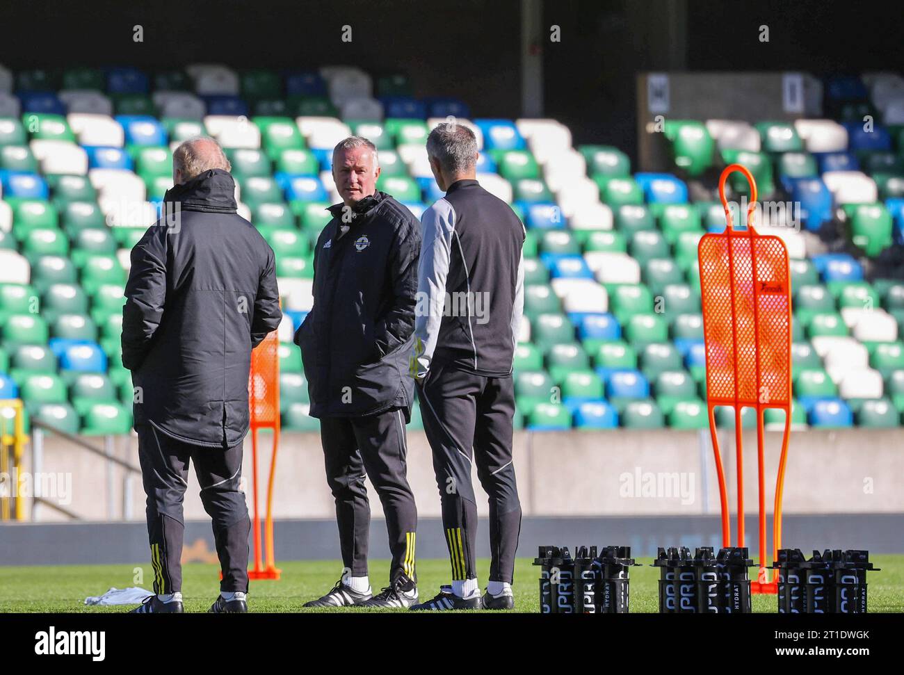 National Football Stadium a Windsor Park, Belfast, Irlanda del Nord, Regno Unito. 13 ottobre 2023. La squadra dell'Irlanda del Nord si allena in vista della partita di calcio di domani pomeriggio contro San Marino in una partita di qualificazione a Euro 2024. Crediti: David Hunter/Alamy Live News. Foto Stock