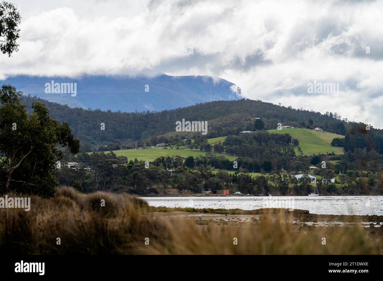 monte wellington a hobart, tasmania, parco nazionale con nuvole sopra di esso Foto Stock