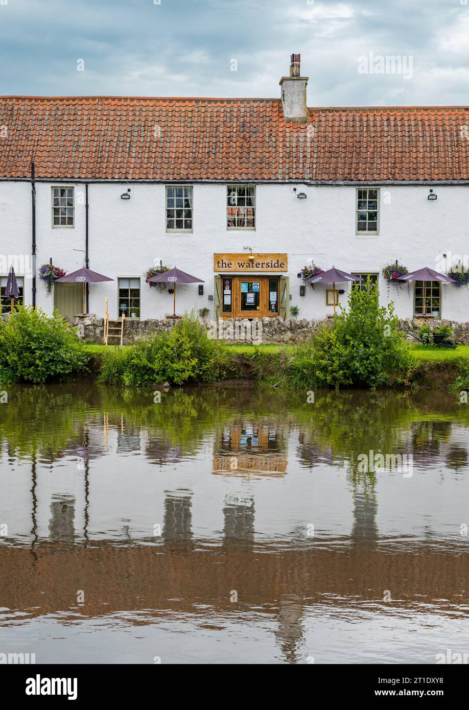 Il pub Waterside Bistro sul fiume Tyne si riflette nell'acqua, Haddington, East Lothian, Scozia, Regno Unito Foto Stock