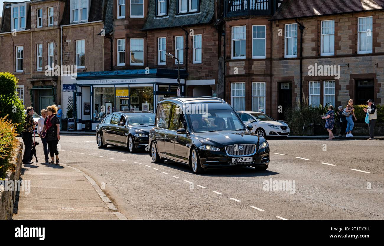 Un focolare attraversa North Berwick per un funerale, East Lothian, Scozia, Regno Unito Foto Stock