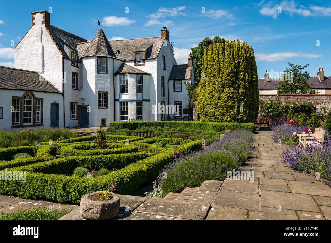 Giardino sommerso formale presso la vecchia Haddington House, St Mary's Pleasance, Haddington, East Lothian, Scozia, REGNO UNITO Foto Stock