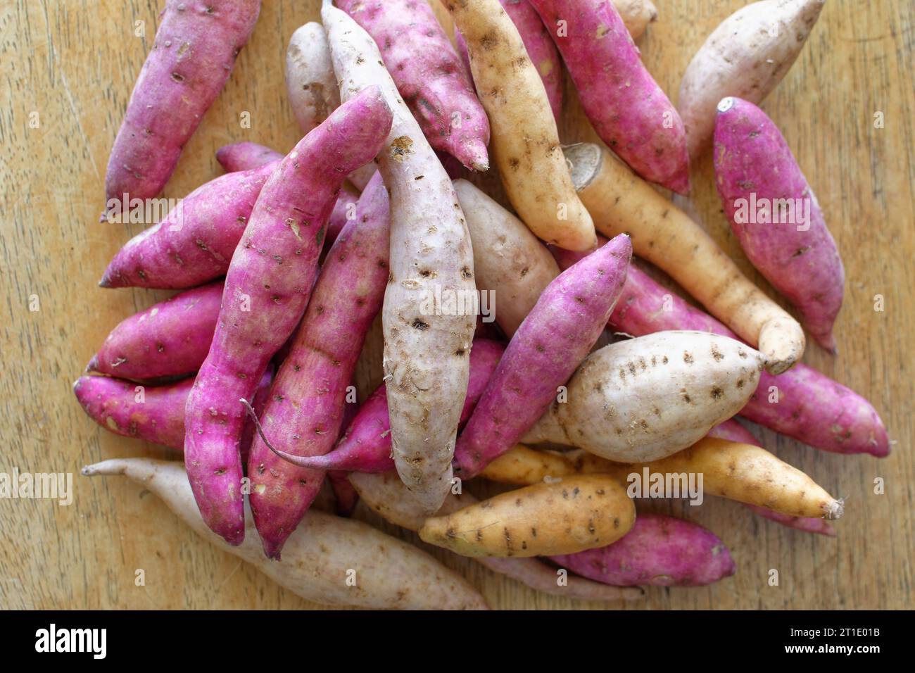 Polinesia francese: Varietà e colori diversi di patate dolci Foto Stock