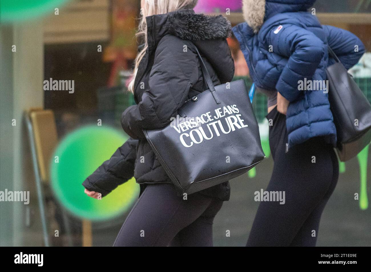 Versace Jeans Couture a Preston, Lancashire. Meteo Regno Unito. 13 ottobre 2023 inizia la giornata piovosa a Preston. Credit; MediaWorldImages/AlamyLiveNews Foto Stock