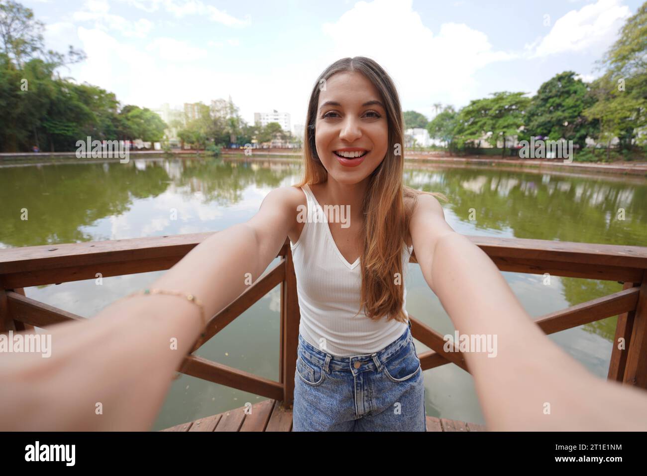 Ragazza selfie nel parco urbano Bosque dos buritis in Goiania, Goias, Brasile Foto Stock