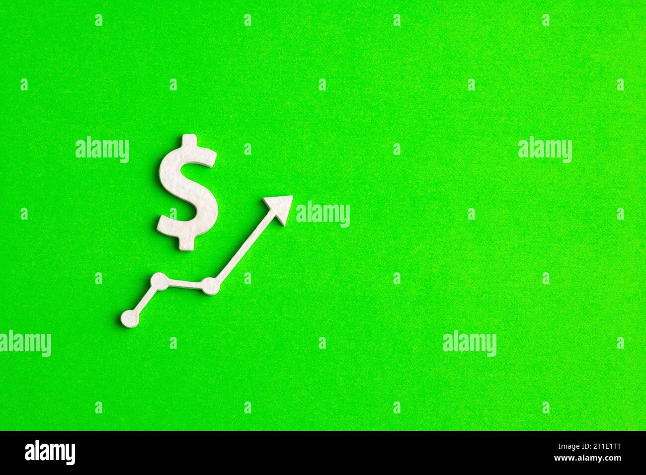 Icona del dollaro con freccia verso l'alto su sfondo verde - concetto di aumento degli interessi bancari Foto Stock