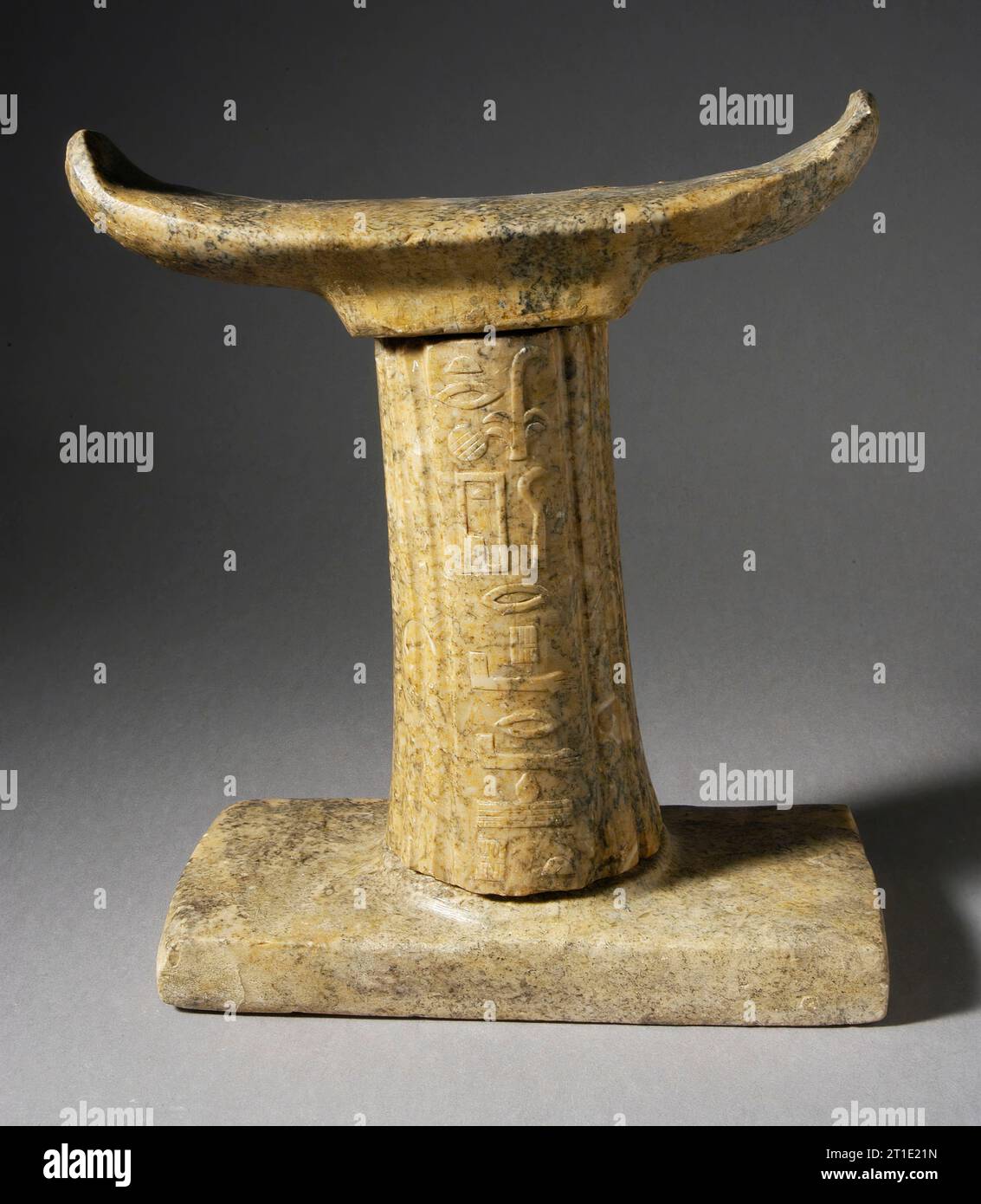 Poggiatesta funerario, V dinastia, circa 2513-2374 a.C. Foto Stock