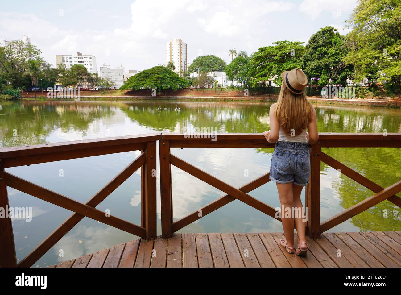 Turismo in Goiania, Brasile. Vista posteriore completa della giovane donna nel parco urbano Bosque dos buritis in Goiania, Goias, Brasile. Foto Stock