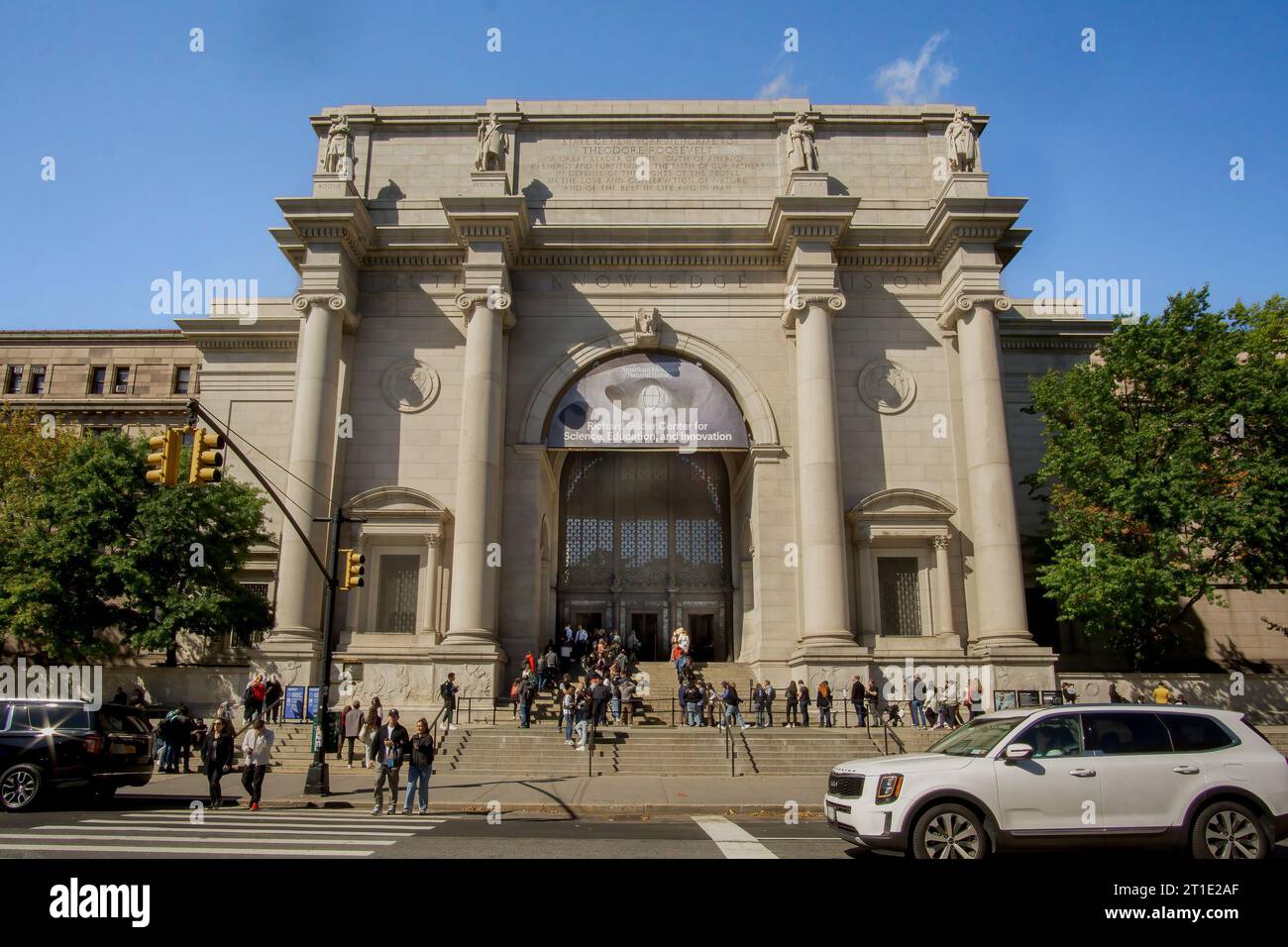 New York, NY - US - 9 ottobre 2023 Vista panoramica dei turisti in fila per visitare l'iconico Museo americano di storia naturale, un museo di storia naturale Foto Stock