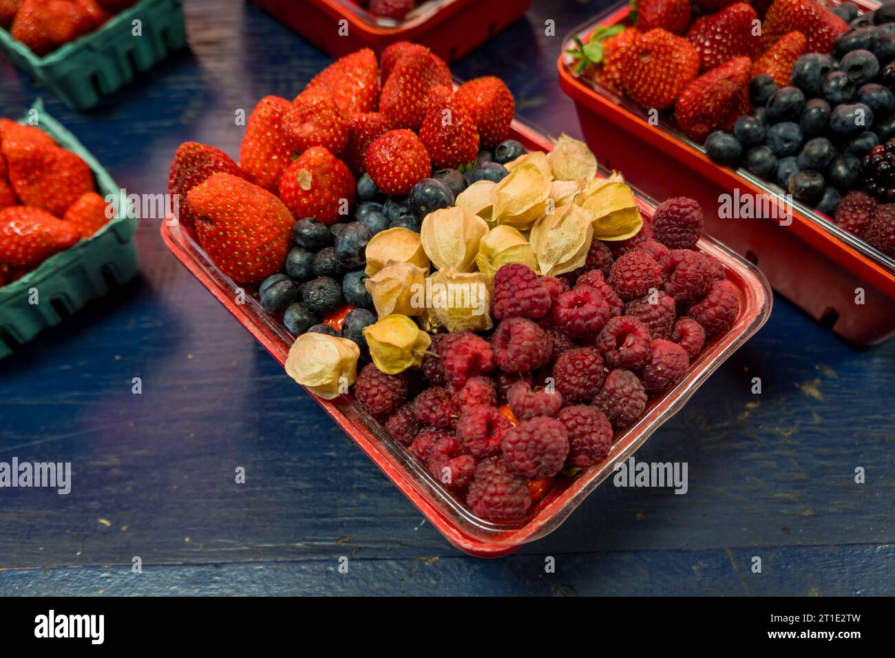 cesti di frutta fresca messi in vendita: fragole, mirtilli, ciliegie macinate nelle loro bucce e lamponi Foto Stock