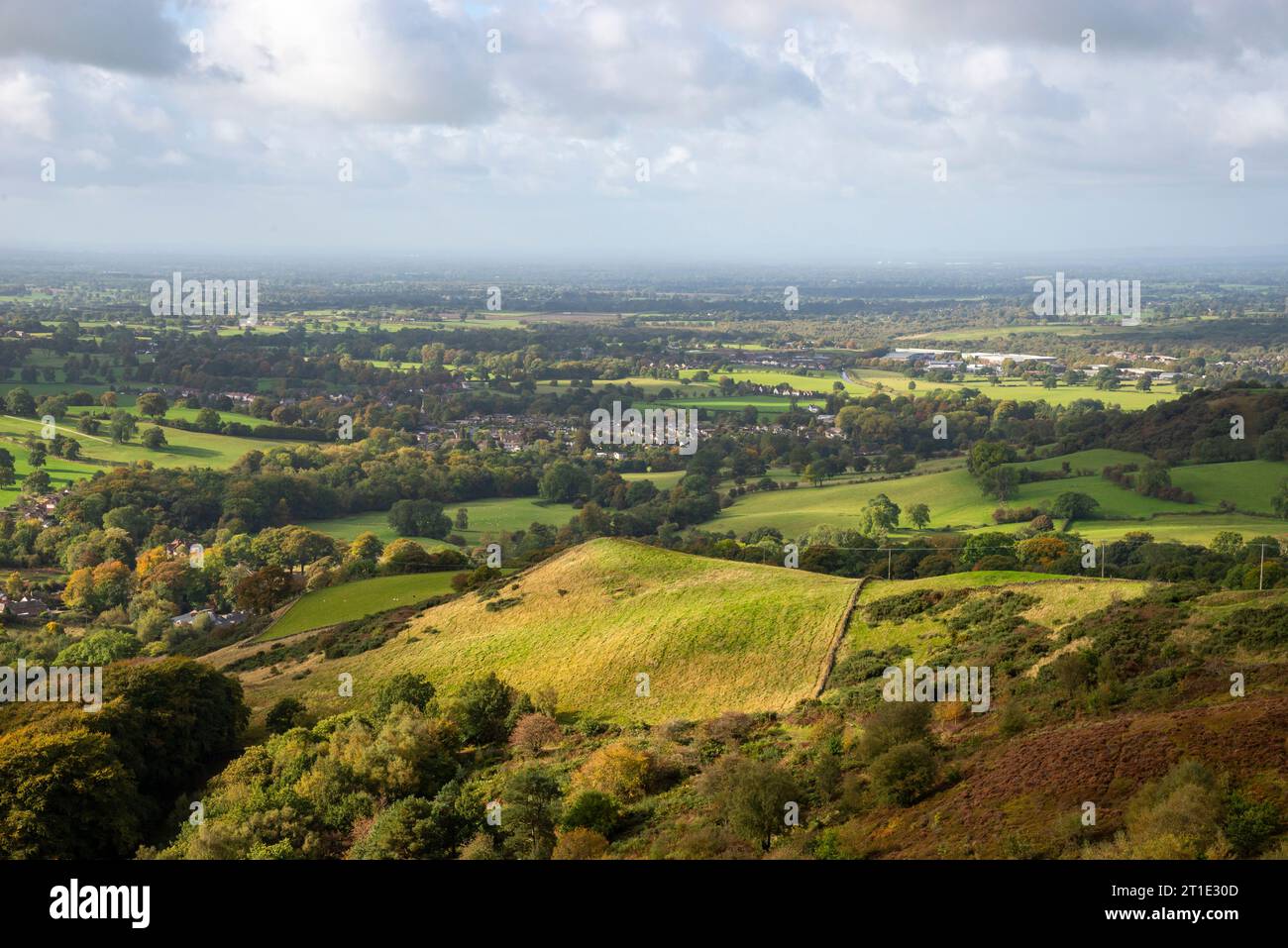 La pianura del Cheshire e la città di Macclesfield viste dal parco di campagna di Teggs Nose in una giornata di sole all'inizio dell'autunno. Foto Stock