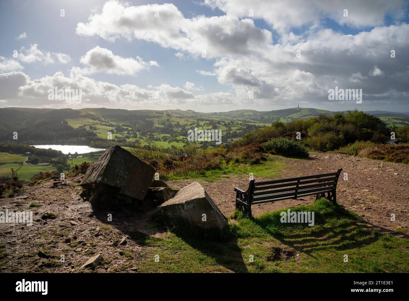 Panchina con splendida vista al Teggs Nose Country Park vicino a Macclesfield, Cheshire, Inghilterra. Foto Stock