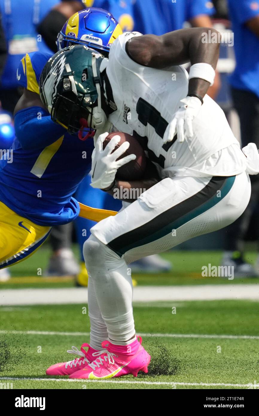 Il wide receiver dei Philadelphia Eagles A.J. Brown (11) fu placcato dal cornerback dei Los Angeles Rams Derion Kendrick (1) durante una gara della NFL, Philadelphia Eagles V Foto Stock