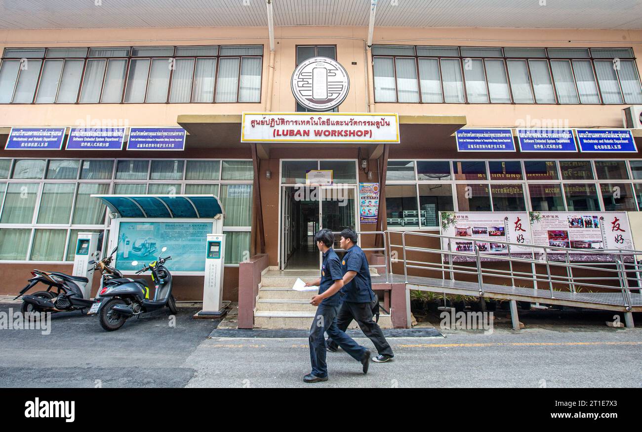 (231013) -- PECHINO, 13 ottobre 2023 (Xinhua) -- Students Walk Beyond the Luban Workshop of Ayutthaya Technical College in Ayutthaya, Thailandia, 29 settembre 2023. Luban Workshop, inizialmente lanciato dal cinese Tianjin, è un progetto che prende il nome dall'antico artigiano cinese Lu Ban per fornire formazione professionale alle persone locali, condividendo i risultati e le risorse educative cinesi con i paesi in difficoltà. Nel marzo 2016 è stato inaugurato il primo Workshop Luban in Tailandia Ayutthaya Technical College, con una superficie di 2.000 metri quadrati e dotato di strutture di formazione. Throu Foto Stock