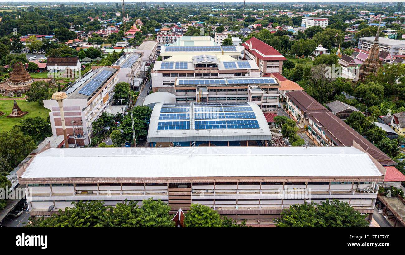 (231013) -- PECHINO, 13 ottobre 2023 (Xinhua) -- questa foto aerea scattata il 29 settembre 2023 mostra l'Ayutthaya Technical College di Ayutthaya, Thailandia. Luban Workshop, inizialmente lanciato dal cinese Tianjin, è un progetto che prende il nome dall'antico artigiano cinese Lu Ban per fornire formazione professionale alle persone locali, condividendo i risultati e le risorse educative cinesi con i paesi in difficoltà. Nel marzo 2016 è stato inaugurato il primo Workshop Luban in Tailandia Ayutthaya Technical College, con una superficie di 2.000 metri quadrati e dotato di strutture di formazione. Tramite pr Foto Stock