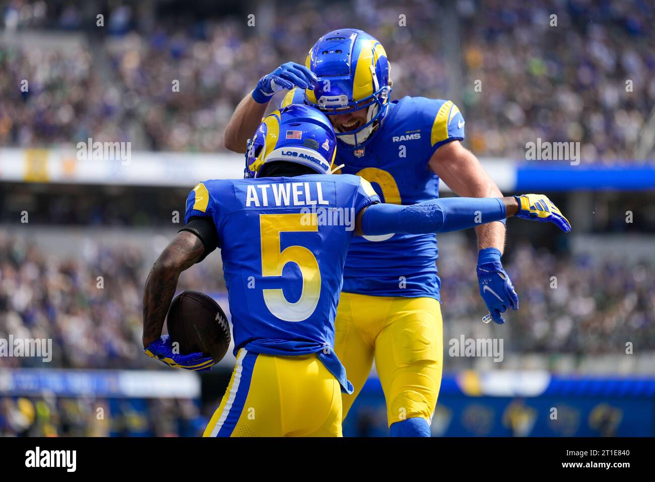 Il wide receiver dei Los Angeles Rams Tutu Atwell (5) celebra una ricezione da touchdown durante una partita della NFL, Philadelphia Eagles vs. Los Angeles Rams, Sunday, Octo Foto Stock