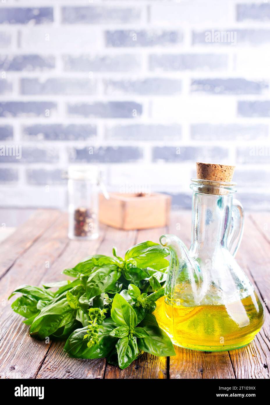 Olio di girasole biologico con basilico fresco Foto Stock