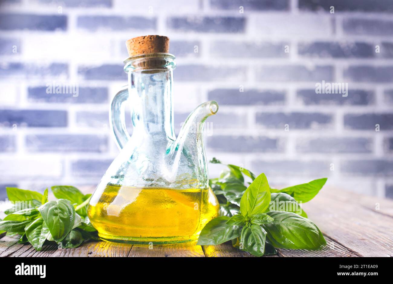 Olio di girasole biologico con basilico fresco Foto Stock