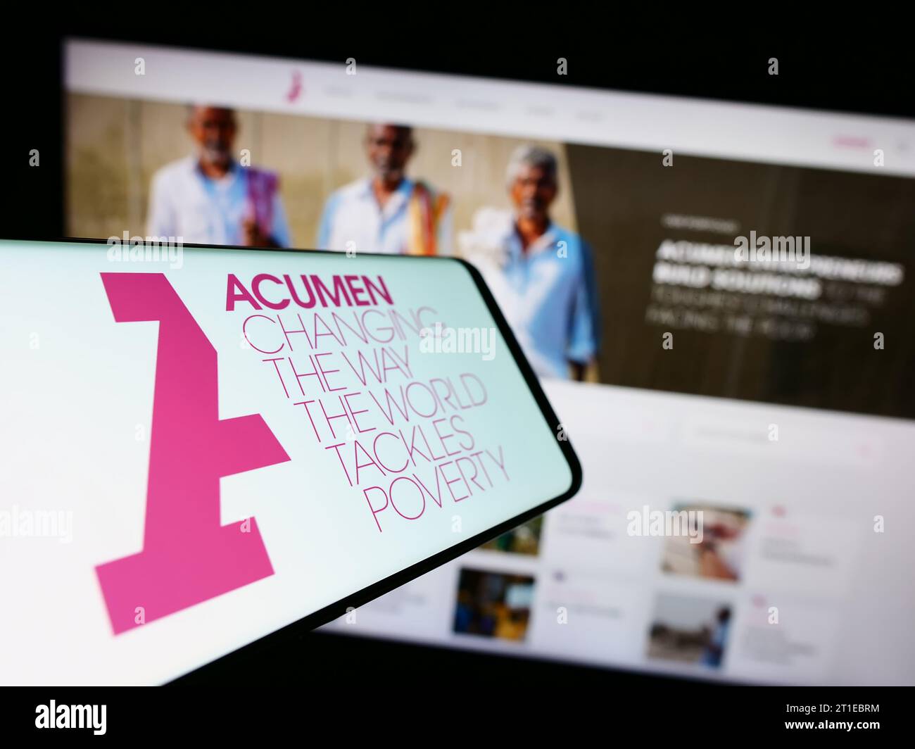 Telefono cellulare con logo dell'organizzazione americana Acumen Fund Inc. Davanti al sito Web. Concentrarsi sul centro del display del telefono. Foto Stock
