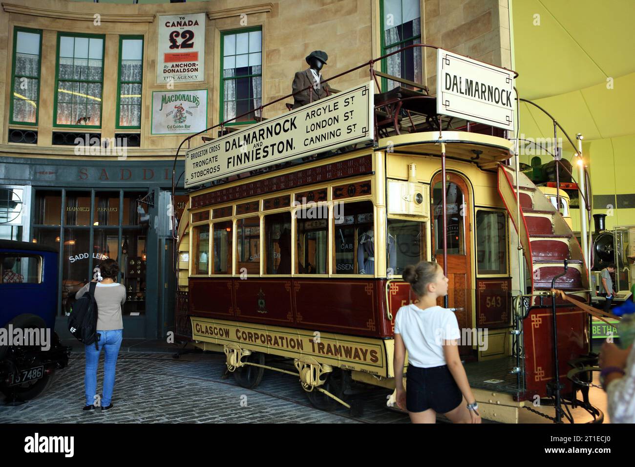 Mostra al Riverside Museum di una vecchia via di Glasgow con un tram da Dalmarnock a Finnieston Foto Stock