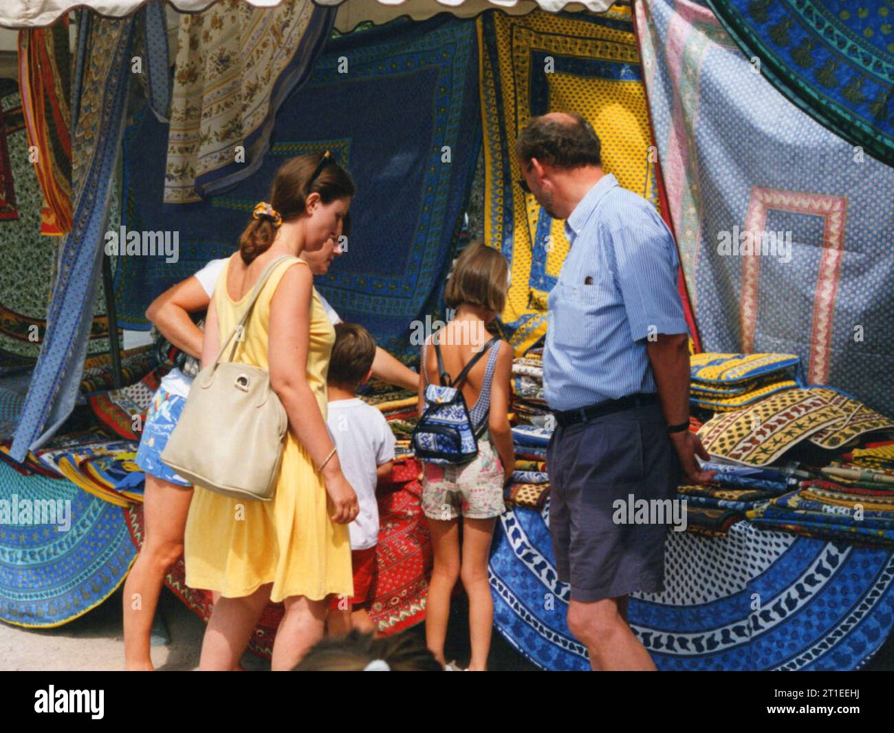 Materiali provenzali in vendita al mercato nel villaggio di Grimaud Foto Stock