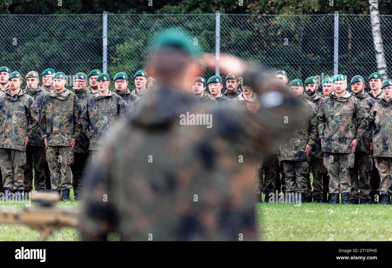 Hagenow, Germania. 13 ottobre 2023. I soldati si sono schierati per la chiamata di ritorno alla caserma Ernst Moritz Arndt. Credito: Markus Scholz/dpa/Alamy Live News Foto Stock