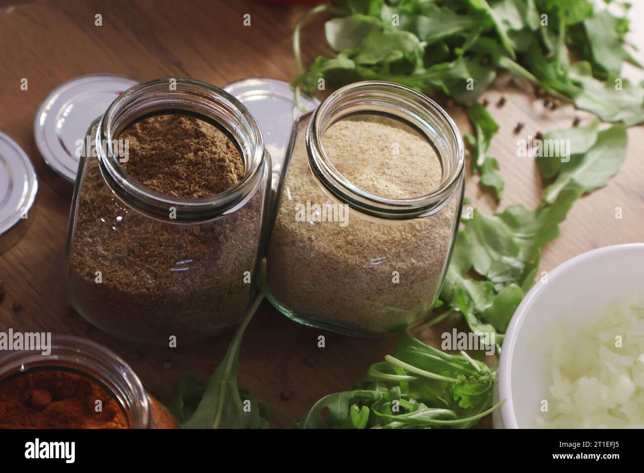 paprika affumicata, aglio secco e coriandolo. Speziato nei vasetti sul tavolo di legno.C. Foto Stock