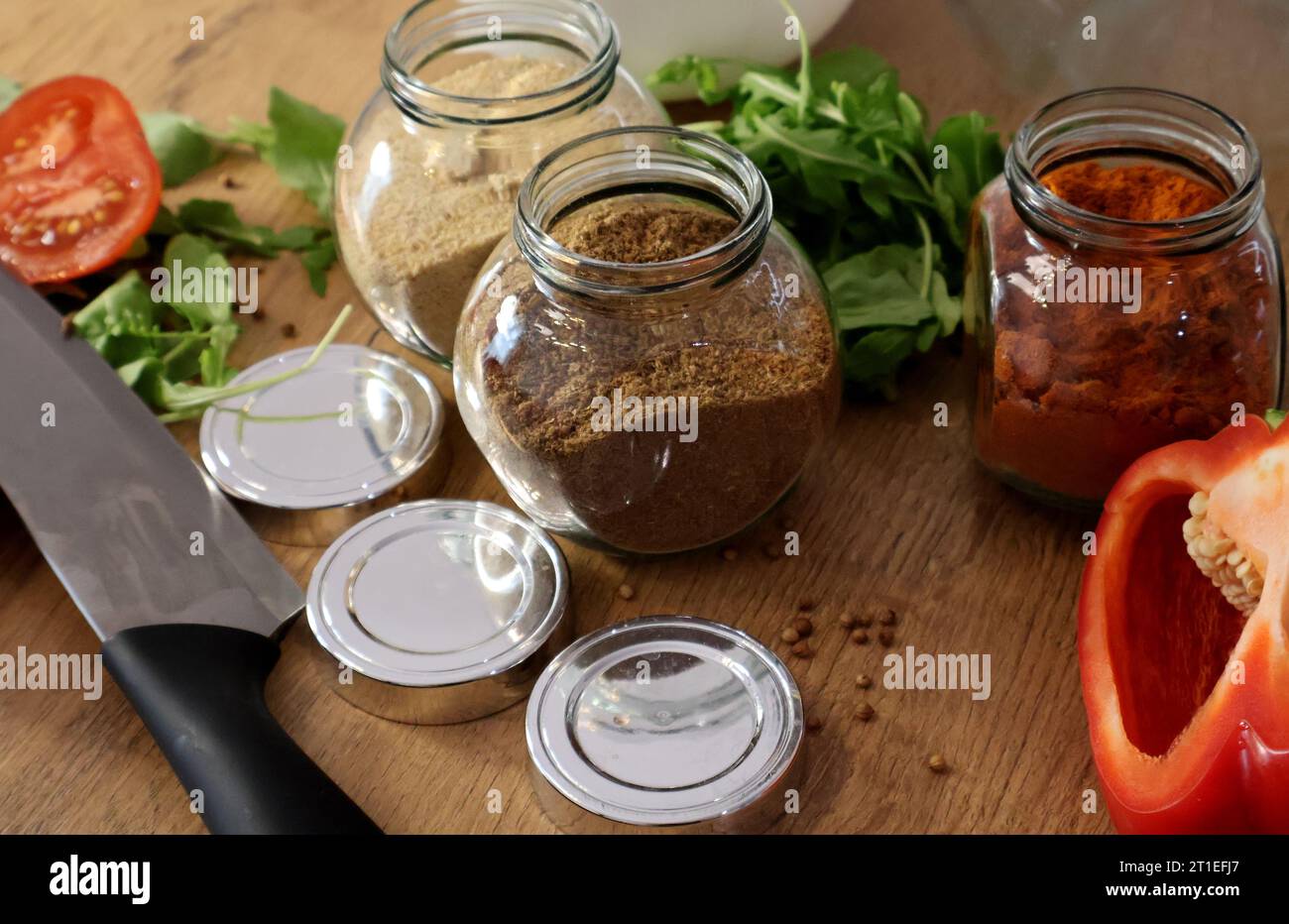 paprika affumicata, aglio secco e coriandolo. Speziato nei vasetti sul tavolo di legno.C. Foto Stock