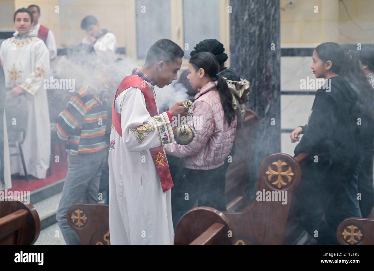 Egitto, chiesa di Imbaba EGITTO, Gizeh, Santa messa in copt chiesa cattolica di Imbaba *** ÄGYPTEN, Giza, heilige Messe in koptisch katholischer Kirche im Stadtteil Imbaba Gizeh Egypt Credit: Imago/Alamy Live News Foto Stock