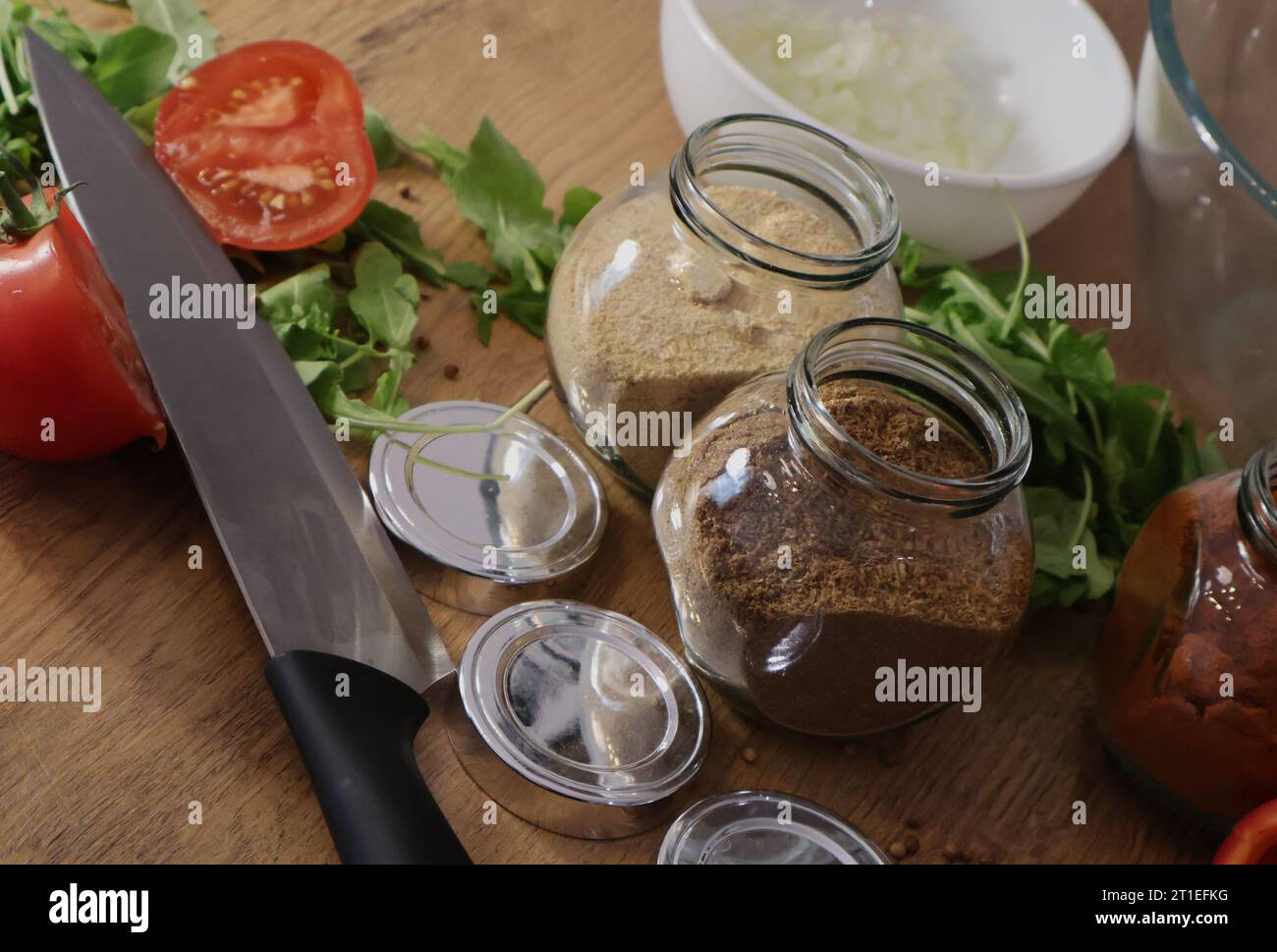paprika affumicata, aglio secco e coriandolo. Speziato nei vasetti sul tavolo di legno.C. Foto Stock