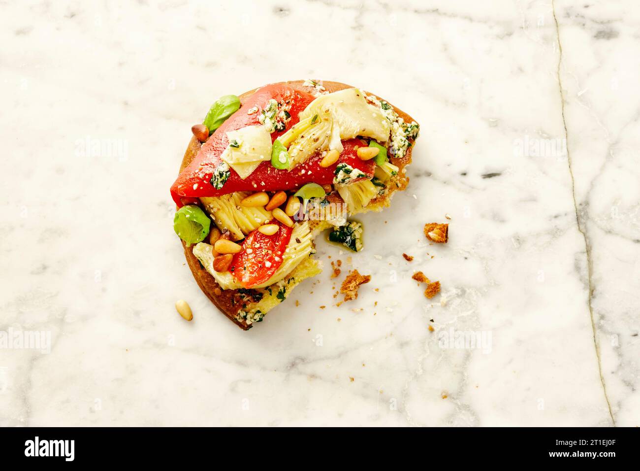 Mini focaccia con hummus, carciofo e peperoni grigliati Foto Stock