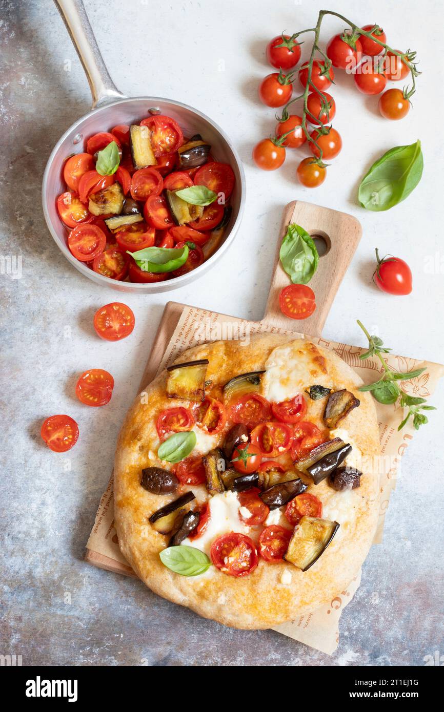 Pizza con melanzane e pomodori Foto Stock