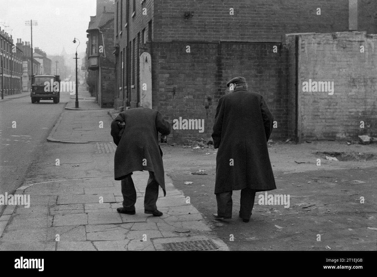Due uomini anziani che si risintonizzano dal pub un po' peggio per usura, durante la sgomberatura e la demolizione di Victorian St Ann's, Nottingham. 1969-1972. Foto Stock